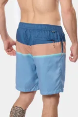 Bermuda de baño con diseño a rayas horizontales en tonos azul, celeste y salmón. Confeccionado en microfibra de secado rápido y cintura elástica con cordón ajustable.