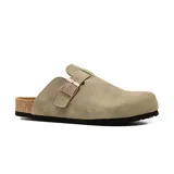 Zueco casual Hanker Brooks confeccionado en cuero marrón, con tira ajustable con hebilla metálica en el empeine, plantilla de corcho y suela de goma.
