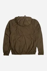 Campera de nylon negra, resistente y liviana, con cierre frontal y laterales con cierre, capucha ajustable, logo estampado, elástico en cintura y puños.