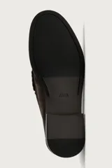 Mocasín de vestir para hombre, fabricado en piel con acabado en serraje de color azul marino. Presenta un diseño clásico con detalle de antifaz en el empeine, horma redonda, costuras visibles en el contorno y una suela sutil con ligero tacón.