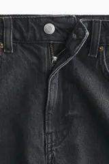 Short de denim negro de talle alto con diseño de cinco bolsillos y cierre de cremallera con botón.