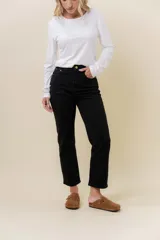 Pantalón de jean negro, corte recto, tiro medio-alto y largo al tobillo.