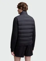 Chaleco acolchado Moncler modelo Contrin, color negro, con cierre frontal y logo de la marca en el pecho.