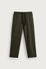 Pantalón de corte relajado confeccionado en una mezcla de algodón y lino. Presenta cintura elástica con cordón ajustable, bolsillos laterales y bolsillos traseros de vivo.