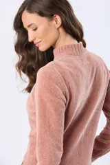 Buzo tejido combinado de color beige, con cuello alto, medio cierre metálico y puños y ruedo acanalados en tono tostado.