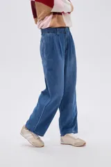 Pantalón slouchy de jean negro con pinzas en la cintura y tiro alto.