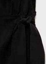 Vestido midi de tejido fluido con cuello escotado y tirantes anchos. Presenta un diseño entallado con detalle de nudo lateral en la cintura.