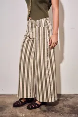 Jean wide leg de tiro alto con diseño de rayas verticales en tonos verde militar, borravino y crudo. Cuenta con bolsillos delanteros y traseros, y cierre frontal con botón y cremallera.