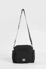 Bandolera negra de nylon, con múltiples bolsillos externos con cierre, correa ajustable y etiqueta con logo impreso en el frente.