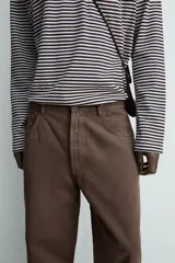 Jeans straight fit de corte recto y tiro medio, confeccionados en denim de algodón con lavado en color gris. Cuenta con cinco bolsillos y cierre frontal con cremallera y botón.