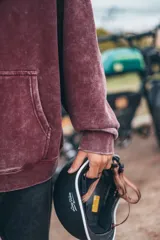 Hoodie de corte boxy fit en color bordó con efecto lavado. Presenta una estampa gráfica en la espalda con motivos playeros, palmeras y el texto 'Classy Waves'.