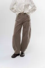 Jean wide leg color marrón, con corte recto y amplio, y costuras protagonistas que crean un diseño geométrico en las piernas.