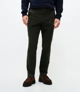 Pantalón slim de sarga lavada para hombre, de corte ajustado y color beige, con bolsillos laterales y traseros, trabillas para cinturón y cierre frontal con botón y cremallera.