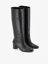 Bota Sontag alta de cuero vacuno negro con tacón de madera y suela de cuero.