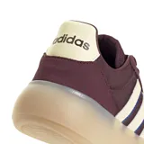 Championes Adidas Barreda Decode color bordó con las tres tiras laterales en color crema con borde azul.