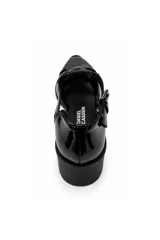 Zapato de tiras entrelazadas negro con punta afinada, taco medio bloque y pulsera regulable con hebilla lateral.