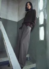 Pantalón de vestir tiro medio con diseño wide leg, pinzas en la parte delantera, bolsillos laterales y cierre con botón, gancho y cremallera.