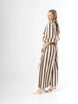 Pantalón wide leg de algodón con diseño de rayas verticales en color marrón y blanco, con cintura elastizada.