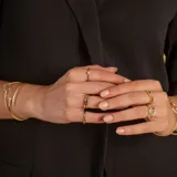 Anillo de oro 9k con piedra central de rubí en talla ovalada. Diseño minimalista y elegante.
