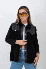 Camisa negra de tejido de punto en lana con detalles en cuero en la parte superior.