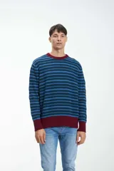 Buzo de punto a rayas horizontales color arena y azul marino, con cuello, puños y ruedo acanalados en marrón.