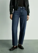 Jeans de tiro alto con diseño balloon y fit slouchy. Confeccionados en tejido de algodón estilo vaquero, cuentan con cierre de cremallera, botón, trabillas y cinco bolsillos.