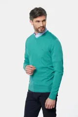 Sweater de hilo color borgoña, con cuello en V y logo bordado en el pecho.