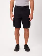 Bermuda cargo de gabardina color beige, con bolsillos laterales con fuelle en las piernas, bolsillos delanteros tipo ojal y traseros. Cuenta con presillas para cinto y cierre frontal con botón y cierre.
