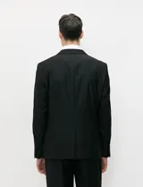Ambo Harrington Label color negro, compuesto por saco de botonadura simple y pantalón de vestir a juego, de corte clásico y elegante.