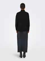 Sweater de punto negro, con cuello alto acanalado, hombros caídos y puños anchos acanalados.