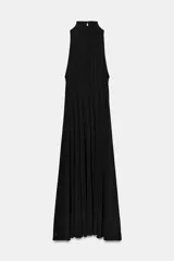Vestido largo de corte evasé, con cuello subido y diseño sin mangas. Presenta cierre en la espalda con botones y una caída fluida.