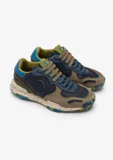 Championes urbanos Satorisan modelo Chacrona, confeccionados en cuero marrón con detalles en gamuza, cordones amarillos y suela de goma con efecto salpicado y detalles en verde.