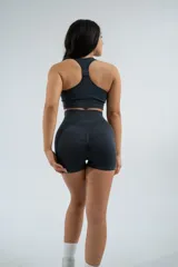 Short deportivo de lycra color lila, tiro alto y fruncido en la parte trasera.