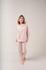 Pijama de dos piezas celeste con estampado floral, compuesto por camisa de manga larga abotonada y pantalón largo.