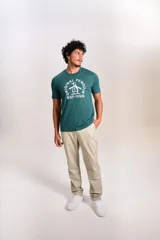 Remera de algodón color verde petróleo con cuello redondo y mangas cortas. Presenta un estampado gráfico frontal en color blanco con el logo de la marca y la leyenda Original Penguin Est. 1955.
