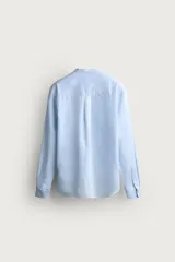 Camisa de corte relajado, confeccionada en mezcla de lino y algodón. Presenta cuello tipo mao, manga larga con puño abotonado y cierre frontal con botones.