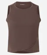 Musculosa deportiva tipo cropped de la marca Get Over, confeccionada en microfibra de poliamida y elastano. Presenta un diseño de cuello redondo, sin mangas y con un detalle de ruedo traspasado en la parte frontal.