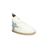 Championes Golden Goose modelo Ball Star, color blanco con detalles en gris, rojo y suela efecto envejecido.