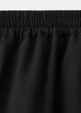 Pantalón negro de corte recto con franjas blancas laterales a lo largo de las piernas.