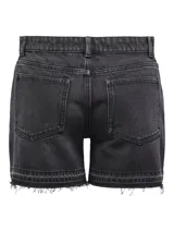 Shorts de denim color negro gastado, tiro medio, con bolsillos y dobladillo desmechado con flecos.