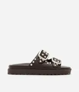 Sandalias planas flatform color marrón con puntera redonda, correas con hebillas plateadas y tachas redondas. Suela track.