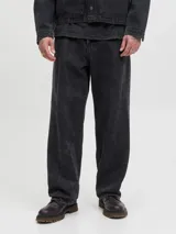 Pantalón de corte baggy y tiro alto, confeccionado en denim con efecto lavado ácido en color negro. Presenta una silueta amplia y relajada, con bolsillos funcionales y cierre frontal.