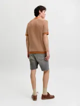 Bermuda de jean de calce relajado color gris, confeccionada en denim de algodón con elasticidad.