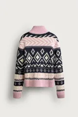 Chaqueta de punto relaxed fit tejida con mezcla de lana, con diseño de rombos y patrones geométricos en tonos azul marino, blanco y rosado. Cuenta con cuello alto, manga larga, acabados en rib y cierre frontal con cremallera de doble dirección.
