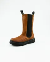 Botas Chelsea de cuero color marrón, con elástico lateral negro, suela track negra y tirador trasero de cuero negro.