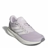 Championes Adidas Runfalcon 5, color lila claro con detalles en blanco y gris. Presentan una malla transpirable en el upper, las tres franjas características en blanco y una entresuela con tecnología Cloudfoam.