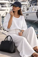 Remera oversize de algodón color blanco, con cuello redondo, mangas cortas amplias y un bolsillo aplicado en el pecho.