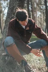 Polainas de gamuza combinadas en verde y marrón, con ribete superior en cuero marrón oscuro.