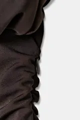 Vestido midi marrón con cuello alto y mangas cortas abullonadas. Presenta frunces en la parte superior y falda plisada. Incluye forro interior de tirantes finos ajustables y cierre lateral con cremallera oculta.