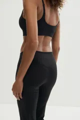 Leggings de deporte negros de tiro alto y piernas acampanadas, confeccionados con tejido funcional SculptMove y tecnología DryMove.